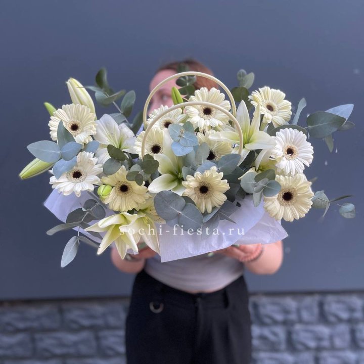Сумочка лилии и герберы в Курске