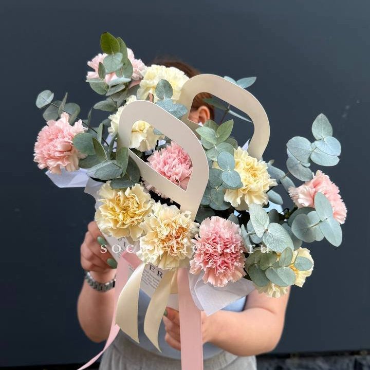 Сумочка из диантусов в Курске