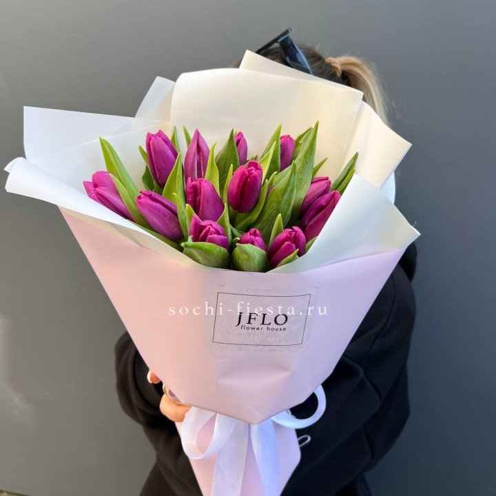 15 пурпурных тюльпанов в Курске