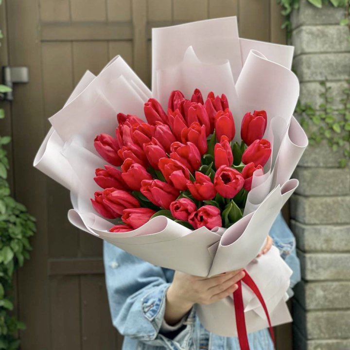 35 красных тюльпанов в Курске